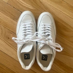 All white vejas size 9 us